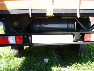 Zuk orangeviy szadi s GAZovoy ustanovkoy.jpg