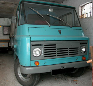 Zuk s tentom v garazhe 3.jpg